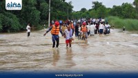 लालबकैया खोलाको बाढीले हुलाकी राजमार्ग डुबानमा, जोखिम मोलेर आवतजावत गर्दै यात्रु