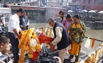 भोटेकोशी बाढीमा बेपत्ता पत्रकार थामीको कुशको शव बनाएर अन्त्येष्टि