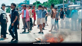 एम्बुलेन्स पठाउन गाउँपालिका अध्यक्षकाे अनुमति  कुर्दाकुर्दै सर्पदंश बालकको मृत्यु, स्वास्थ्य केन्द्रमा तोडफोड,  सिरहामा हुलाकी सडक अवरुद्ध गरेर आन्दोलन
