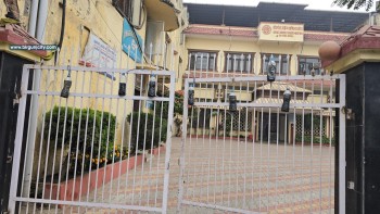 सिर्सिया नदी प्रदूषणविरुद्ध युवाहरूको सांकेतिक विरोध, उद्योग वाणिज्य संघको गेटमा प्रदूषित पानी झुण्ड्याइयो