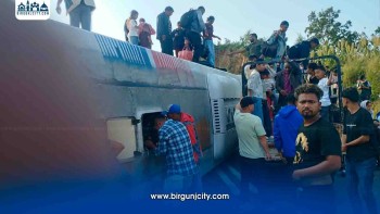 काठमाडौंबाट धनगढी जाँदै गरेको बस बर्दघाटमा पल्टियो, सात जना घाइते