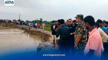 लालबकैया नदीको कटान रोक्न बोरा राखेर रोकथाम प्रयास