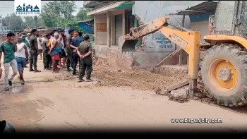 बाराको बारैनिया बजार क्षेत्रमा सडक विस्तार तीव्र, ३० फिट चौडा बनाउन संरचनाहरूमाथि चल्यो डोजर