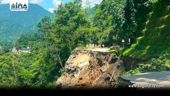 मान्छेसमेत हिंड्न नमिल्ने गरी भासियो कृष्णभीरको सडक