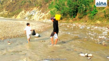 बाढीले खोलाको बाटो बगाउँदा सर्लाहीको चुरे क्षेत्रमा यातायात अवरुद्ध