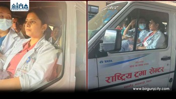 डाक्टरको टोली बाढी प्रभावित क्षेत्रतर्फ हिँड्यो