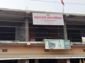 रसुवा बाढीपीडितका लागि बहुदरमाईका जनप्रतिनिधि र कर्मचारीले दिए २५ लाखभन्दा बढी