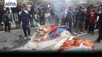 ओली पक्राउपछि एमाले कार्यकर्ताको विरोध प्रदर्शन, काठमाडौंका सडक अवरुद्ध