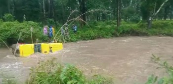 माडीमा खोलाको बाढीले एम्बुलेन्स बगायो