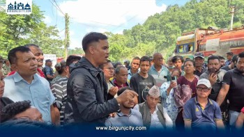 बाराको ३ नम्बर पुलमा अतिक्रमण हटाउन पुगेको वन टोलीलाई जनप्रतिनिधिले रोके, चाडपर्वपछि हटाउने सहमति
