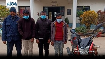 बारा प्रहरीले अफिम जस्तो देखिने पदार्थसहित तीन जनालाई पक्राउ