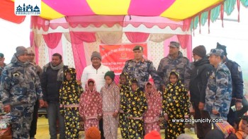 २५औँ सशस्त्र प्रहरी दिवसको अवसरमा बालबालिकालाई न्यानो कपडा वितरण