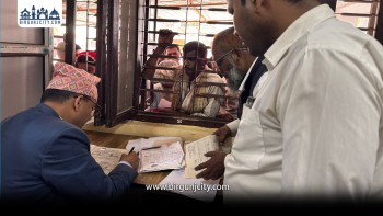 सेवाग्राहीको भीड बढेपछि प्रजिअ भुसाल आफैँ खटिए