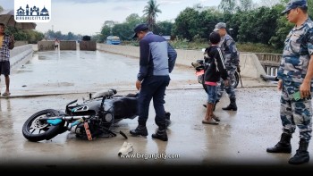 पुलमा बेवारिसे मोटरसाइकलसँगै कपडा फेला,छरिएका कपडाले मच्चायो सनसनी