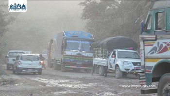 वर्षाले हिलो बनेपछि पूर्व–पश्चिम राजमार्ग अन्तर्गत सवारी सञ्चालन प्रभावित