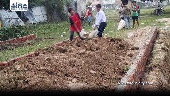 सप्तरीका क्रिकेट खेलाडीले अभ्यासको अभावमा स्वयं श्रमदान गर्दै पिच निर्माण