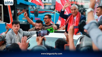कार्यकर्तालाई अभिवादन गर्दै एयरपोर्टबाट बाहिरिए देउवा