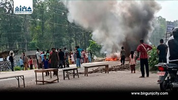 महोत्तरीमा वन अतिक्रमित संरचना हटाउने प्रक्रिया रोकिएपछि राजमार्ग अवरुद्ध, वार्तापछि यातायात सुचारु