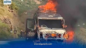 गुडिरहेको गाडीमा आगलागी, चालकको सतर्कताले जोगिए २१ यात्रु