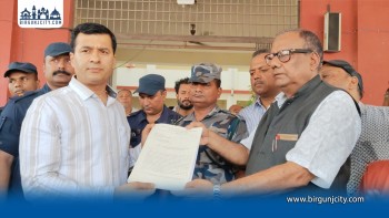 मेन रोड विस्तारविरुद्ध पीडित घरधनी र व्यपारीहरुको प्रदर्शन,   जिल्ला  प्रमुख मार्फत प्रधानमन्त्रीलाई ज्ञापनपत्र