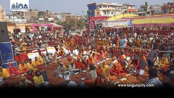 अयोध्याबाट आएका जयन्तीलाई भोजन गराउँदै