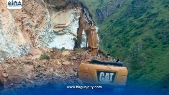 मुगुमा पहिरोले एक्स्काभेटर पुरियो, चालक बेपत्ता र सहचालक घाइते
