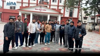 सिर्सिया नदी प्रदूषणविरुद्ध वीरगञ्जका जेन–जी युवाको अनौठो विरोध, सिडिओ र मेयरलाई ‘फोहोर पानी उपहार’