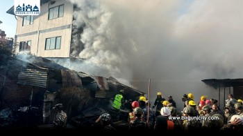 काठमाडौंको सिनामंगलस्थित काठ गोदाममा भीषण आगलागी