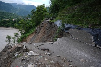 कृष्णभीरको पहिरो पन्छाउन दिनरात काम, सडक सञ्चालनको प्रयास जारी