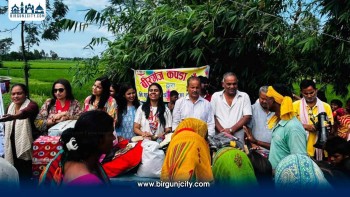 मनियारीमा वीरगंज लेडिज सर्कल–३ र कपडा बैंकद्वारा निःशुल्क कपडा वितरण