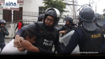 सिंहदरबार प्रवेश गर्न खोज्दा एमाले कार्यकर्तामाथि लाठीचार्ज