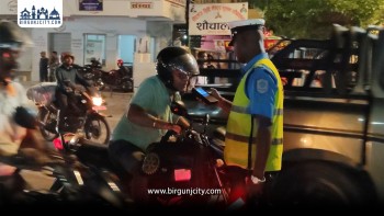 दुर्घटना न्यूनीकरणका लागि घन्टाघर चोकमा ट्राफिक प्रहरीको  विशेष ब्रिथ एनालाइजर  उपकरणमार्फत मापसे जाँच