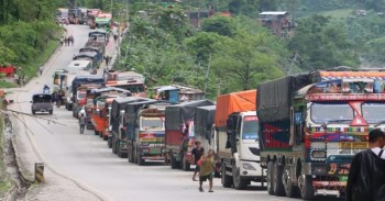 पहिरोले काठमाडौं जोड्ने प्रमुख राजमार्ग अवरुद्ध, सवारी आवागमन ठप्प