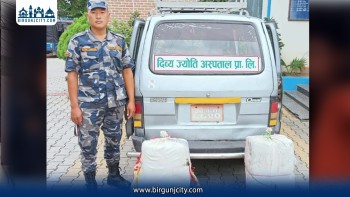 अस्पतालको नाम लेखिएको भ्यानबाट ६० किलो गाँजा बरामद