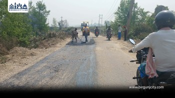 चार महिनामै भत्कियो पर्सागढीको कालोपत्र सडक, स्थानीय आक्रोशित