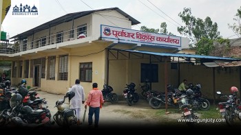वडा कार्यालयमा पुग्नुपर्ने योजनाको चिठ्ठी बिचौलियाको हातमा