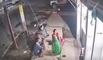 अस्पतालको गेटमै रोकिइन् वविता, फुटपाथमा जन्मियो शिशु