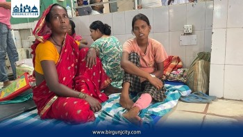 सर्पदंशका बिरामी बढेपछि अस्पतालमा भुँइमै राखेर उपचार