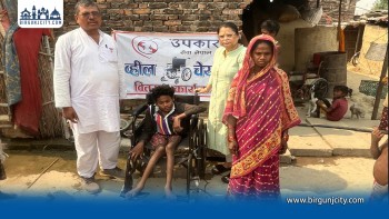 असहाय मुसहर समुदायका पूर्ण अपाङ्ग व्यक्तिलाई ह्विलचेयर सहयोग