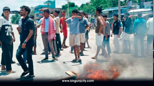 एम्बुलेन्स पठाउन गाउँपालिका अध्यक्षकाे अनुमति  कुर्दाकुर्दै सर्पदंश बालकको मृत्यु, स्वास्थ्य केन्द्रमा तोडफोड,  सिरहामा हुलाकी सडक अवरुद्ध गरेर आन्दोलन