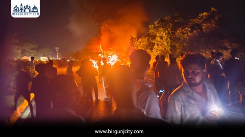 भारतको मोतिहारीमा दुई ट्रक ठोक्किँदा भीषण आगलागी, चार जना घाइते