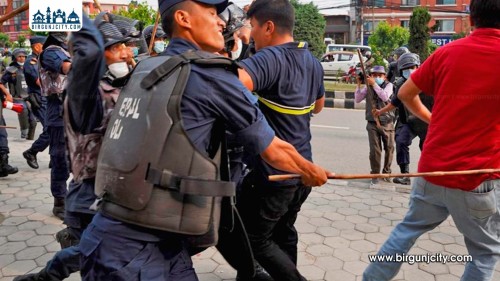 सुनसरीमा कांग्रेस–रास्वपा विवाद, प्रहरीले लाठीचार्ज