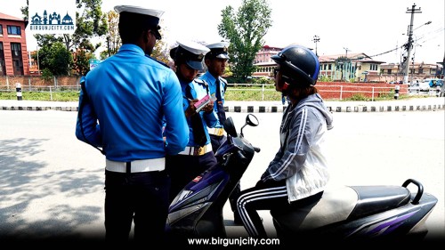 ट्राफिक नियम उल्लङ्घनमा कडाइ : एकै दिन २० लाखभन्दा बढी राजस्व सङ्कलन