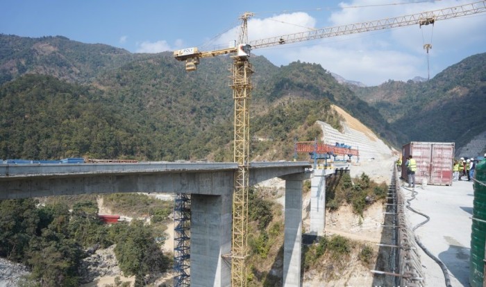 फास्ट ट्रयाकमा लोडरको ठक्करबाट चिनियाँ सुपरभाइजरको मृत्यु