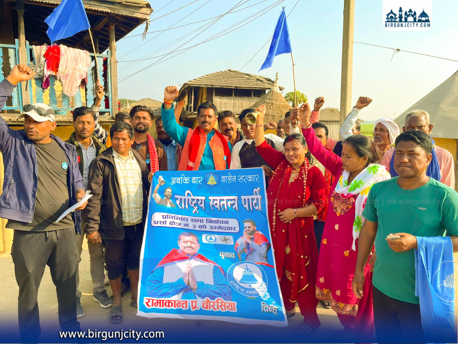 सखुवाप्रसौनी–१ मा रास्वपा उम्मेदवार रामाकान्त चौरसिया मतदातासँग प्रत्यक्ष संवाद गर्दै मतदाताकाे घरदैलोमा