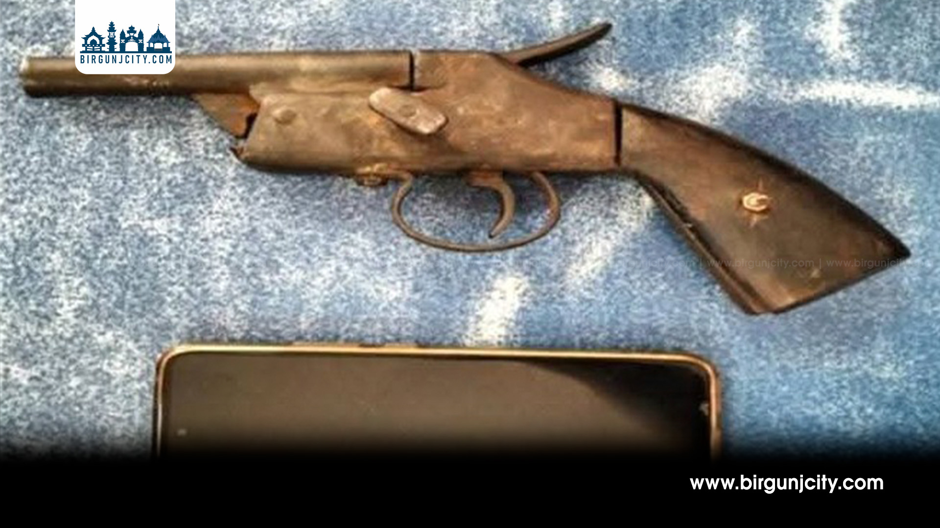 अवैध पेस्तोलसहित भारतीय नागरिक पक्राउ, कागजविहीन सवारीसाधन र सामान बरामद